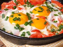 Печени яйца на очи с домати, чушки и пресен лук на фурна - снимка на рецептата